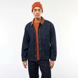 Chaqueta de denim azul oscuro con cuello de pana en color marrón, cierre frontal con botones metálicos, bolsillos frontales tipo parche y costuras a contraste.