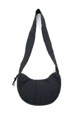 Bandolera negra acolchada de diseño curvilíneo tipo media luna, con correa ajustable integrada y cierre superior.