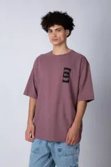 Remera de corte oversize color verde oliva, con cuello redondo y estampa gráfica rectangular en el pecho con el logo VCP.