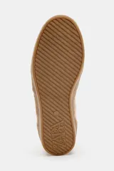 Zapatillas deportivas color beige con detalle de pespuntes en el cuerpo, cierre mediante cordones en combinación de materiales y colores, suela con efecto engomado y acabado en punta redonda.