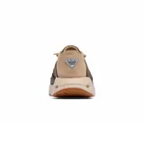 Championes Columbia de diseño náutico, color marrón con detalles en beige. Presentan una parte superior mixta de cuero y lona, con talón plegable y cordones elásticos. Incluyen orificios de drenaje en la entresuela para mayor comodidad en entornos húmedos.