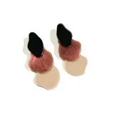 Par de aros colgantes con tres piezas irregulares de acrílico en color negro, terracota brillante y beige. Cierre con tuerca a presión.