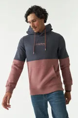 Buzo canguro de felpa con capucha, cordones ajustables, bolsillo tipo canguro y logo estampado en el pecho.