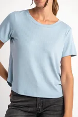 Remera de cuello redondo y manga corta, confeccionada en tejido de viscosa acanalado con un calce suave y liviano.
