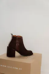 Botas cortas de cuero marrón con elástico lateral y tacón ancho.
