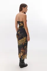 Vestido strapless con estampado de pintura renacentista y corte ajustado.