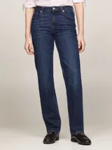 Jean de denim azul oscuro, de corte recto y talle medio, con efecto gastado en la parte delantera, cinco bolsillos y logo de Tommy Hilfiger bordado en el bolsillo trasero.