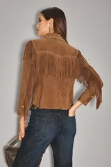 Camisa de gamuza color bordó con diseño de flecos en el frente y hombros, decorada con tachas metálicas. Cuenta con cierre frontal de botones.