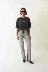 Jean recto de denim 100% algodón, color celeste claro con efecto desgastado. Presenta tiro alto, trabillas para cinturón y bolsillos delanteros y traseros.