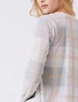 Cardigan abierto de tejido soft con estampado de cuadros en tonos azul y blanco. Presenta corte recto, mangas largas y dos bolsillos frontales aplicados.