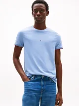 Remera de corte slim confeccionada en puro algodón, color celeste. Presenta cuello redondo, mangas cortas con ribetes en los colores distintivos de la marca y logo de Tommy Hilfiger bordado en el centro del pecho.