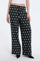 Pantalón de viscosa con estampado animal print de leopardo, cintura elastizada con lazo regulable y pierna recta.