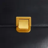 Bolso bandolera negro de cuero con correa ajustable y cierre dorado.