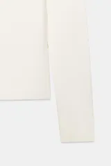 Top de punto ajustado al cuerpo con escote recto estilo off-shoulder y manga larga.