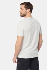 Remera de manga corta color gris con estampado de paisaje costero con palmeras y tablas de surf.