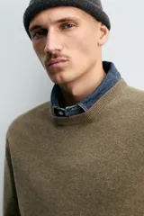Jersey de punto de cashmere con corte regular fit, cuello redondo y manga larga. Presenta acabados en rib en puños y ruedo.