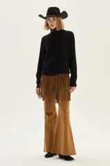 Sweater de punto negro con cuello alto y mangas largas, de corte recto y diseño minimalista.