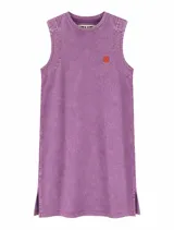 Vestido tipo remerón color violeta con efecto acid wash, sin mangas, de corte holgado y escote redondo, con pequeño logo bordado en el pecho y aberturas laterales en el dobladillo.