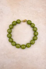 Collar de diseño artesanal compuesto por múltiples hileras de cuentas de resina pulida en una paleta de colores vibrantes que incluye tonos marrones, grises, verdes, naranjas y bordó.