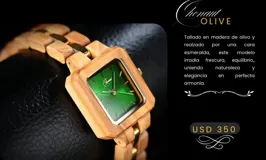 Reloj de pulsera con caja cuadrada de madera de olivo y esfera verde con marcadores minimalistas y agujas doradas. La malla es de madera de olivo con eslabones centrales metálicos en tono dorado.
