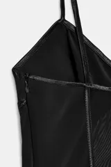 Corsé de escote en pico con tirantes finos, confeccionado en una combinación de tejido opaco y paneles de tul transparente, con costuras visibles a tono.