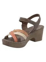 Sandalias de cuero RKF modelo Dalia, con tacón ancho efecto corcho y plataforma. Posee tiras cruzadas en la parte delantera en tonos marrón, terracota, tostado y beige, y tira al tobillo con hebilla metálica.