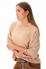 Blusa color beige de algodón, con escote redondo y mangas 3/4.