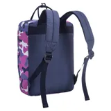Mochila Topper modelo Travel con estampado camuflado en tonos rosa, violeta, azul y blanco. Cuenta con un compartimento principal con cierre, un bolsillo frontal con cierre, correas ajustables acolchadas y doble manija superior.