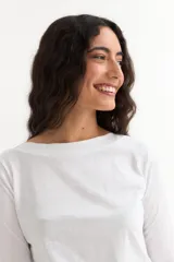 Remera de algodón color bordó con cuello bote y mangas tres cuartos.