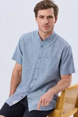 Camisa de lino y algodón de manga corta, color negro, con cuello mao, cierre frontal con botones y bolsillo ojal en el pecho.