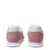 Championes urbanos New Balance modelo 373, color rosado con detalles en blanco y gris. Confeccionados en una combinación de gamuza y malla, presentan el logo 'N' característico en los laterales y una suela de goma resistente.
