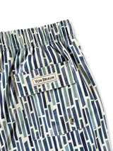 Short de baño color gris con estampado de palmeras, cintura elástica con cordón ajustable y tres bolsillos.