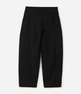 Pantalón masculino de sarga de algodón en color negro, con corte baggy balloon de piernas amplias y leve ajuste en los puños. Diseño de acabado liso, con amplios bolsillos delanteros y llavero removible en la cintura.