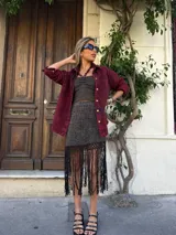 Camisa de denim color borgoña con efecto lavado, corte holgado, cuello clásico y cierre frontal con botones dorados.