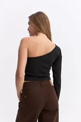 Remera de manga larga con diseño de un solo hombro, confeccionada en algodón con textura acanalada y ajuste al cuerpo.