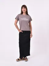 Remera verde militar con cuello redondo y estampado frontal con la frase "Do Not Disturb" en letras blancas.