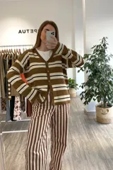 Saco tejido a rayas horizontales marrones, beige y negras, con cuello en V y cierre frontal con botones.