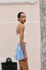 Falda corta de tiro medio con cintura elástica tipo nido de abeja y diseño con estampado de lunares grandes.