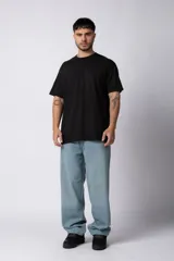 Remera de corte regular, color beige, con cuello redondo y mangas cortas.