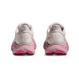 Championes de running Hoka modelo Clifton 10, color rosa claro con detalles en fucsia. Presentan una suela de plataforma amortiguada y logo de la marca en el lateral.