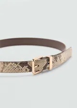 Cinturón fino con estampado de serpiente en tonos beige y marrón, con cierre de hebilla metálica dorada.