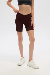 Short de poliamida color marrón chocolate, de calce medio y al cuerpo, con cintura alta y textura acanalada.