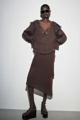 Falda midi color marrón oscuro, de punto, tiro alto, cintura elástica y bajo asimétrico con volados.