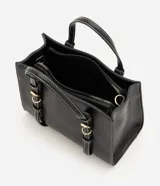 Cartera satchel mediana de color marrón, confeccionada en poliuretano con diseño estructurado, costuras en contraste y herrajes metálicos dorados. Cuenta con doble asa de mano, correas decorativas verticales con hebillas en la parte frontal y una correa larga ajustable y desmontable para llevar al hombro o cruzada.
