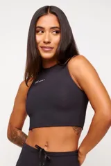 Top deportivo negro con cuello alto y logo estampado en el pecho.