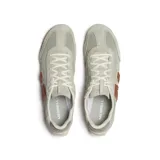 Championes Merrell modelo Relay Fly Vent de perfil bajo, en color verde sage. Presentan una parte superior que combina gamuza y malla transpirable, con un distintivo detalle lateral en forma de M de color marrón. Cuentan con cierre de cordones, plantilla de espuma EVA extraíble y suela de goma.