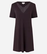Camisón corto de viscosa color marrón oscuro, con escote en V decorado con encaje y mangas cortas.