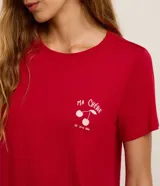 Blusa de pijama de viscosa color rojo, con mangas cortas y estampado frontal con el texto 'Ma Chérie' y diseño de cerezas.