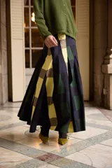 Falda larga de corte acampanado con tablas anchas, confeccionada en algodón color marrón.