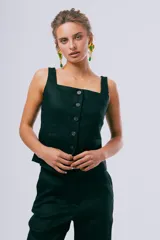 Top de lino color negro con escote cuadrado, tirantes anchos y cierre frontal con botones.